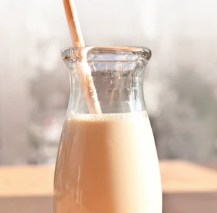 10分钟自制香浓幼滑花生酱,8. 把花生酱盛出之后，往杯里加入牛奶和残留的花生酱一起搅拌2分钟，一杯花生牛奶就做好了。