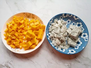 红丝绒水果裸蛋糕,芒果和火龙果分别去皮,一部分切小块做夹心用,一部分切成大块装饰外表用。