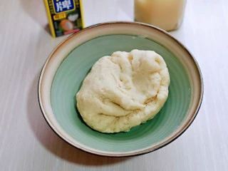 椰香桂花豆沙酥,制作油皮: 将面粉放入大口的容器中，加入猪油，糖粉，分次加入椰汁，(椰汁不要一次性全部加入面粉中，一边加椰汁，一边用筷子搅拌，因为不同品牌的面粉吸水量不同，所以切记不要一次性加入。)