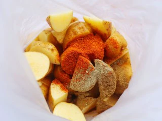 好吃到吮指的烤薯角,加入食材中所有的调料。