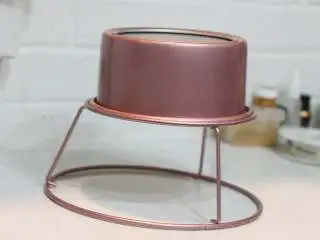 红茶柠檬戚风,14. 烤好的蛋糕取出，轻震几下后倒扣在晾架上，完全放凉后脱模 