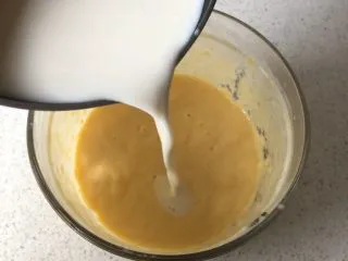 免烤❗️芒果酸奶蛋糕,牛奶液倒入芒果酸奶中，拌匀