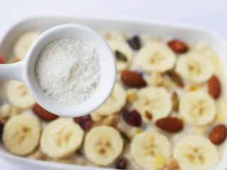 香蕉牛奶烤燕麦,上面撒一层椰蓉。