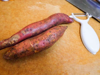 9个月以上辅食健康零食烤番薯片,准备两根番薯,我这个品种是比较粉的品种,吃起来也很甜