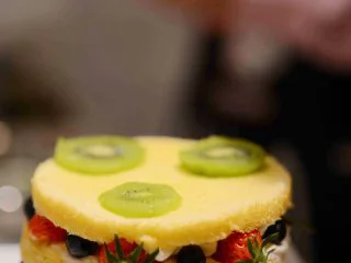 #春日烘焙教室#裸蛋糕,顶上放水果装饰；