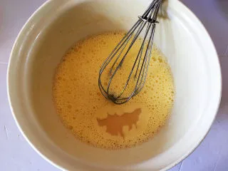 红豆抹茶巧克力慕斯,加入炼乳搅匀。