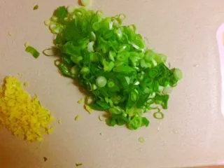 马卡龙色 高颜值汤饺系列@@ 猪肉大葱馅●麦穗饺,我们把葱洗净切圈，姜切沫备用。