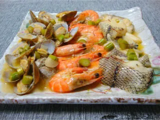 阿斯图里亚斯醋鱼,装盘之后撒上些藏红花即可