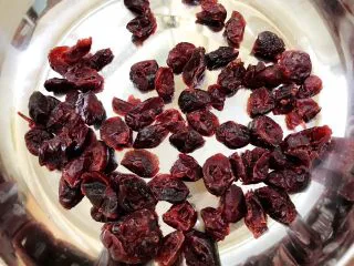 芝士控最爱的蔓越莓芝士条,蔓越莓干准备好