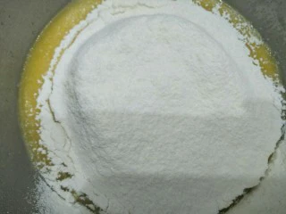 蓝莓酥粒蛋糕,筛子低粉和泡打粉搅拌到无干粉即可。