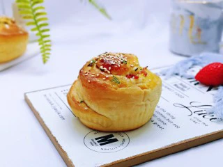 沙拉火腿面包卷,取下纸托，香香哒～早餐来一个，能量满满一整天。