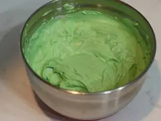 圣诞树枫糖戚风, 继续低速打至纹路清晰不会消失的状态（不要打太硬，不然抹面过程中容易过度变渣） 