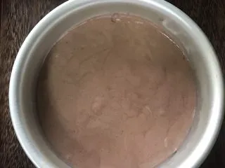 6寸巧克力戚风,将蛋糕糊倒入模具,并轻轻震几下震出气泡