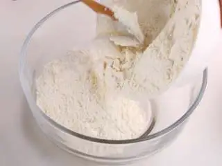 中式点心红糖夹心馒头,将面粉和泡打粉混合到一个大碗中(面粉也不要全部倒完,留30克左右做馅料的时候要用)