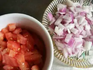 意式番茄蘑菇通心粉,番茄洋葱丁切丁备用(冰箱里只有一个番茄了,番茄多加一个会更好)