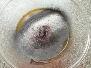 蜂窝煤戚风蛋糕,筛入混合好的竹炭粉和低筋面粉,用手动打蛋器呈“Z”字形来回搅动,切记不要转圈搅拌,以免起筋。