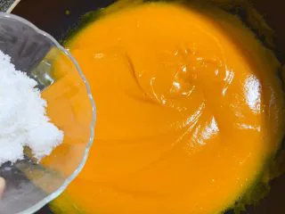 黄金南瓜汤（无奶油版）,加入白糖一起煮开（煮的时候可一边搅拌防止糊底）