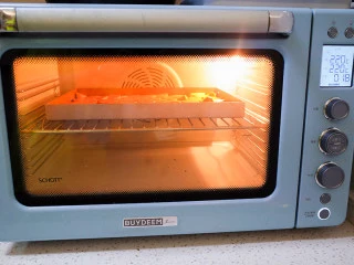 9个月以上辅食健康零食烤番薯片, 烤箱预热220度