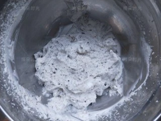 草莓彩绘蛋糕卷,取出冰箱里提前打好的奶油，我在奶油里加了奥利奥饼干碎。