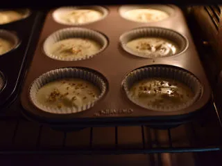 桂花杯子蛋糕,放入预热165度的烤箱。