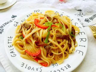 黑椒牛排炒意面,家常味的牛排意面。