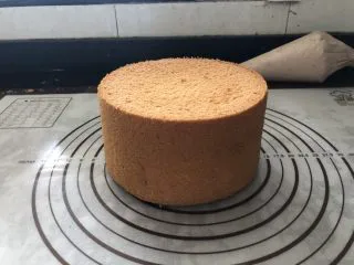 浓情蜜意－巧克力奶油蛋糕,倒扣放凉后脱模。