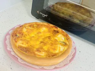 一次发酵——虾仁牛肉肠披萨,饼皮边缘酥脆底部暄软