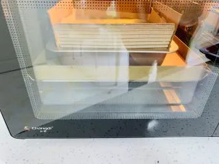 古早蛋糕（青汁）,烤箱要提前预热。烤盘里注入凉水，在放入蛋糕胚模具。烤箱设置上下火150度，烤60分钟。