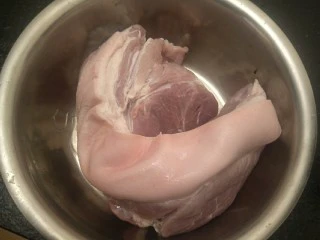 #猪里脊#绝世好叉烧-港式叉烧,约2斤的猪里脊,尽量买瘦一点的。也不是完全没有肥肉。去血水,洗净。