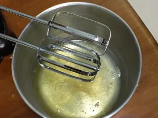 抹茶芒果裸蛋糕,鸡蛋分离出蛋白和蛋黄。蛋白中加入柠檬汁。