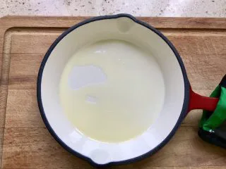 简单颜值高—荷兰松饼低卡版,烤箱预热完成后，铸铁锅拿出来，把面糊倒入铸铁锅内！【我用的16cm的铸铁锅，你可以换成16cm左右的烤碗或者烤盘，此处是一人份， 两人份双倍量可以换20cm的烤盘锅等！烤盘烤碗的高度在5cm左右哦效果好】