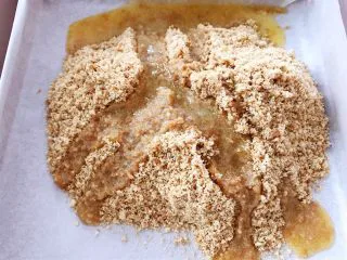 芝士控最爱的蔓越莓芝士条,倒入饼干末里拌匀