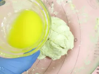 小白也会的奥尔良烤鸡腿披萨 「8寸薄脆版」,把黄油用融化了，室内温度融化或者隔水蒸，或者微波炉中低火2分钟解冻，都可以。然后把其中6g的黄油倒进面团碗里，揉均匀。如果没有黄油可以6g植物油代替。