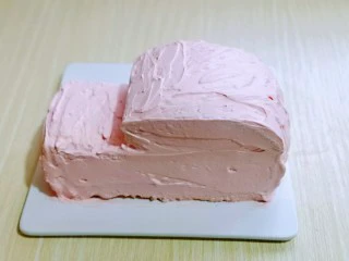 超ins卡通蛋糕 让小朋友幸福感爆棚,再把半圆部分抹上打发奶油。