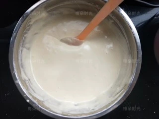 唐草彩绘蛋糕卷,拌好的蛋糕糊。