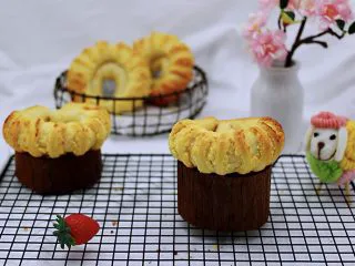 椰蓉奶香面包圈,奶香椰蓉面包出炉，香味扑鼻，作为早餐或下午茶都是最佳选择。