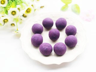 奶香芒果夹心紫薯球,将紫薯搓成大小均等的球状。