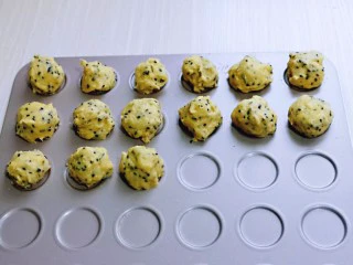 黑芝麻麻薯面包,将麻薯糊挤入烤盘中，这个量做了15个。(大小可以根据个人喜欢)