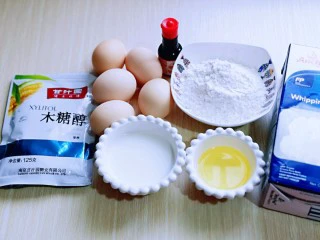 红丝绒草莓奶油蛋糕卷~下午茶必备甜品,准备好所有食材。