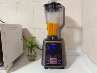 黄金南瓜汤（无奶油版）,再将咸蛋黄与蒸好的南瓜一起倒入破壁机中搅拌成南瓜泥（没有破壁机或搅拌器的话直接用勺子压成泥即可）