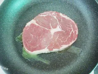 黑胡椒牛排，自制简单西餐,黄油全部融化有香味时放入牛排，不要移动。