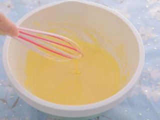 3款像云朵般柔软的瑞士卷,每一口都让人沦陷!,蛋黄加20g糖,40g牛奶,40g色拉油搅匀,再筛入低粉搅拌至无粉粒状