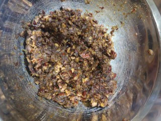 红枣糕（宝宝版）,用切水果的菜板切碎，我切的比较碎因为给宝宝吃嘛