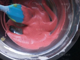 草莓彩绘蛋糕卷,取少许蛋糕糊，加入一点点红曲粉，混合好。然后装进裱花袋。