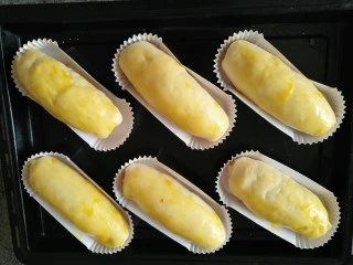 海苔肉松面包,发酵完成后刷一层蛋液。