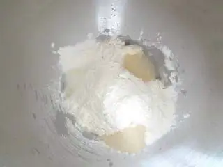  海苔芝士玛德琳咸面包,将除了黄油，海苔，芝士粉，芝士碎之外的材料先液体后粉类的顺序放加入厨师机桶中