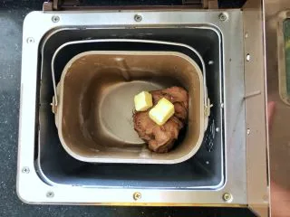 可可冰心面包,2、待面粉揉成团后放入黄油继续和面功能。