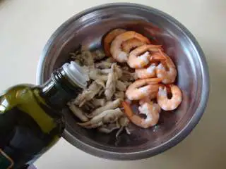 意大利海鲜色拉,倒入橄榄油