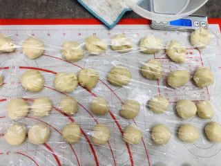 酥到掉渣的豆沙蛋黄酥,你要来一个吗?,油皮油酥平均分成16份,上面油皮下面油酥。