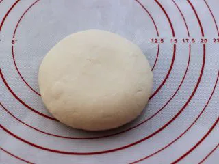 海虾杂蔬披萨,把发酵好的面团排气揉匀后,盖上保鲜膜后再静置松弛10分钟。